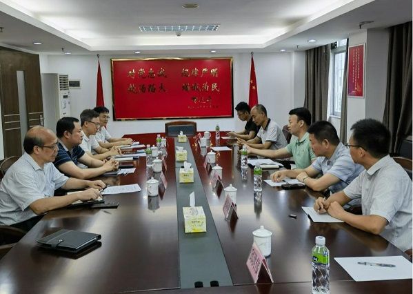 施偉強（右排中）與江門應急管理局座談交流